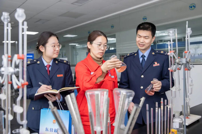 稅助發(fā)展向新進(jìn) 稅宣春風(fēng)更宜人<br><br>近來(lái)，各省市稅務(wù)部門緊扣“稅助發(fā)展向新進(jìn)”主題，聯(lián)合企業(yè)技術(shù)咨詢服務(wù)專家團(tuán)隊(duì)，深入各類技術(shù)創(chuàng)新企業(yè)，帶來(lái)了溫暖的“稅宣春風(fēng)”。稅務(wù)干部以講解稅收優(yōu)惠為中心，面對(duì)面、實(shí)打?qū)嵉鼗貞?yīng)新興科技企業(yè)專項(xiàng)享受的研悉益優(yōu)惠政策；解答數(shù)字經(jīng)濟(jì)賦背景下的稅法申報(bào)等有關(guān)應(yīng)用規(guī)定問題；進(jìn)行辦理及時(shí)年度退補(bǔ)料實(shí)務(wù)；以及暢聊訴求建議共謀利用暢通。<br><br>例如某地域團(tuán)隊(duì)聯(lián)合財(cái)務(wù)管理機(jī)構(gòu)免費(fèi)發(fā)放通俗匯編《稅收寶》，采用模掃免費(fèi)測(cè)評(píng)法技術(shù)解決定制退稅運(yùn)算方式革新 操作咨詢采取定期媒體